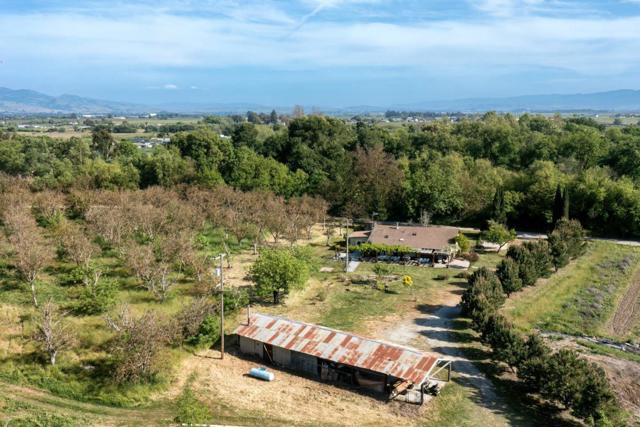 79547958 Lovers Lane, Hollister CA: https://media.crmls.org/mediaz/7ca4429c-f8c7-4500-b2d4-8f7ef6c28439.jpg