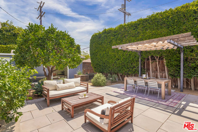 2590 Armacost Avenue, Los Angeles CA: https://media.crmls.org/mediaz/7ca4afdf-2cb2-4c14-8ac5-60457731df1e.jpg