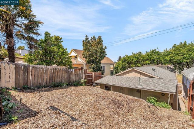 2150 35Th Ave, Oakland CA: https://media.crmls.org/mediaz/7ca4b9fe-234d-4865-b62a-8bbbc15a679a.jpg