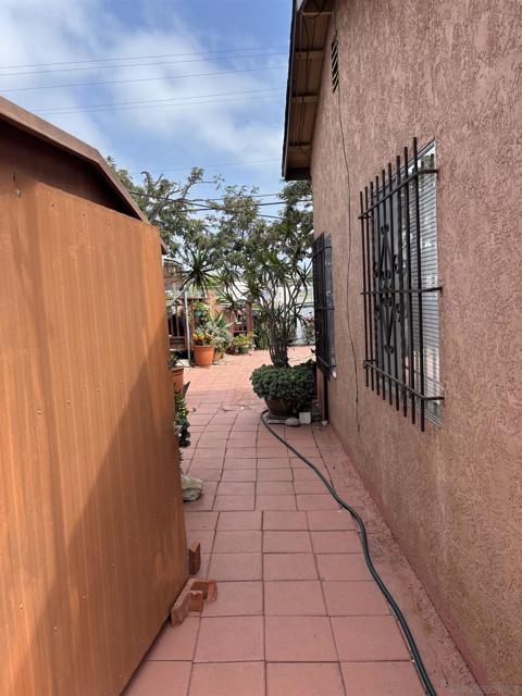 872 74 Duval St, San Diego CA: https://media.crmls.org/mediaz/7ca4e1c9-f18b-404e-a160-98b164556844.jpg