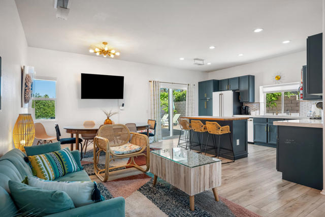 2312 Shannon Way, Palm Springs CA: https://media.crmls.org/mediaz/7ca53e4c-7c35-4e6c-a9d4-48eba6c9d12d.jpg