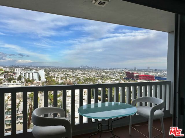 999 N Doheny Drive, West Hollywood CA: https://media.crmls.org/mediaz/7ca5f3df-e180-4396-8b35-d1d53bcf2aa4.jpg