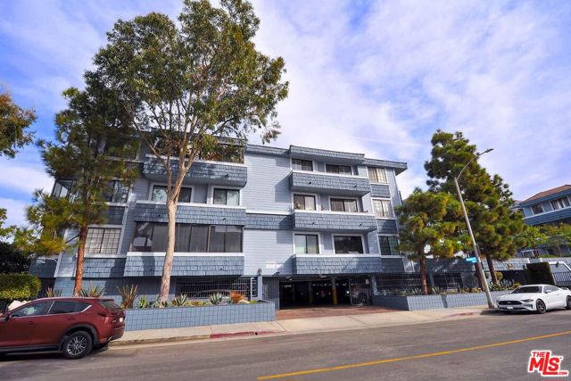 LOVELY TOP FLOOR WITH HIGH CEILINGS AND REMODELED BATHS AND KITCHEN. EATING AREA IN KITCHEN. CENTRAL HEAT AND AIR. CLOSE TO EVERYTHING: SHOPS, RESTAURANTS, GYMS AND MOVIE THEATERS. WALK TO THE OCEAN AND WATCH THE BEAUTIFUL SUNSETS. PLAY TENNIS AND BOOK PARTIES IN THE RECREATION ROOM! ACROSS THE STREET FROM THE SILVER STRAND AND JUST A FEW BLOCKS FROM THE MARINA PENINSULA. GREAT AREA TO ENJOY THE OCEAN BREEZES. EASY TO SHOW. PLEASE READ PRIVATE REMARKS
