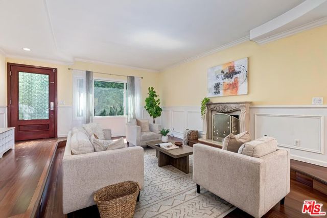 3804 Lenawee Avenue, Culver City CA: https://media.crmls.org/mediaz/7ca7c098-717b-403e-b4ce-9db0deacfc0c.jpg