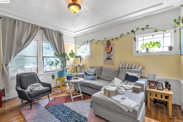 5537 Claremont Ave, Oakland CA: https://media.crmls.org/mediaz/7ca82585-e4b5-4ea4-9b83-c2596d607120.jpg
