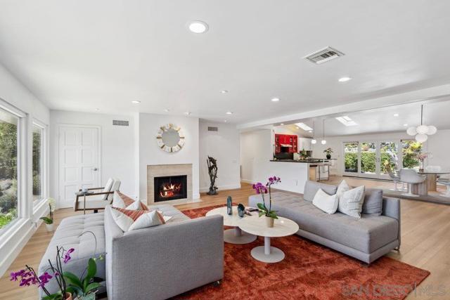 7645 Caminito Coromandel, La Jolla CA: https://media.crmls.org/mediaz/7caa4502-519d-4ee6-8d59-c18765855c03.jpg