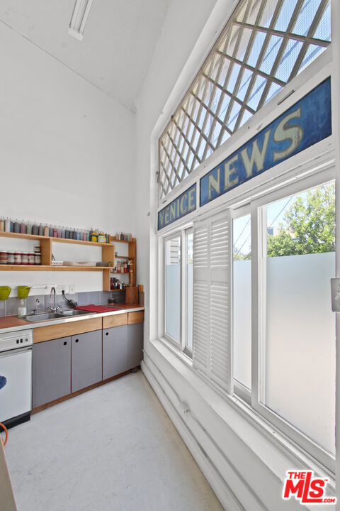 1802 Pacific Avenue, Venice CA: https://media.crmls.org/mediaz/7cab05c6-6661-431f-b0c7-aa4af52b78e2.jpg