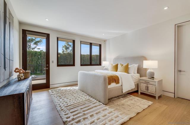 8070 La Jolla Scenic Dr N, La Jolla CA: https://media.crmls.org/mediaz/7cab3301-42b3-46e5-9f4d-352ce6660702.jpg