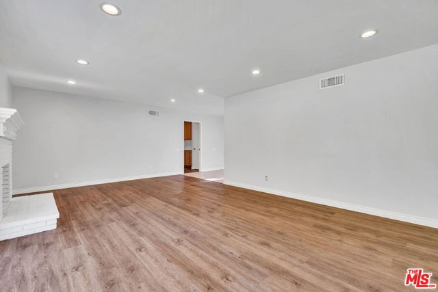 17133 Lorillard Street photo 4