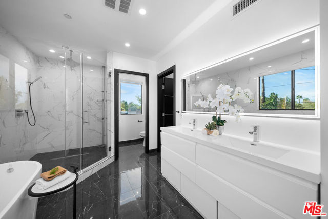 5812 Willis Avenue, Sherman Oaks CA: https://media.crmls.org/mediaz/7cac1854-fddc-43ad-a6f2-50bfc9817743.jpg