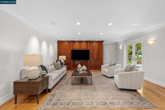 32 Kensington Ct, Alamo CA: https://media.crmls.org/mediaz/7cac2bc8-e7dc-4437-ace2-fe95fd95bbf1.jpg