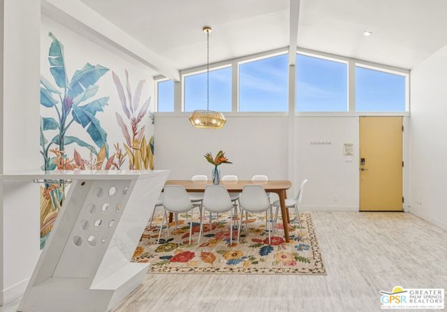 547 N Sunrise Way, Palm Springs CA: https://media.crmls.org/mediaz/7cac64c8-d590-40d5-aa82-fc5ebff2b90b.jpg