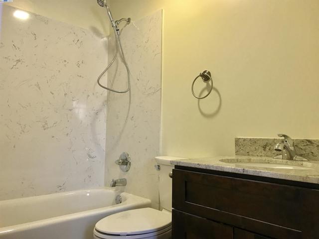 1707 Lincoln Ave, Alameda CA: https://media.crmls.org/mediaz/7cac8254-c7a4-46e0-a5f7-73caacd4cd5a.jpg