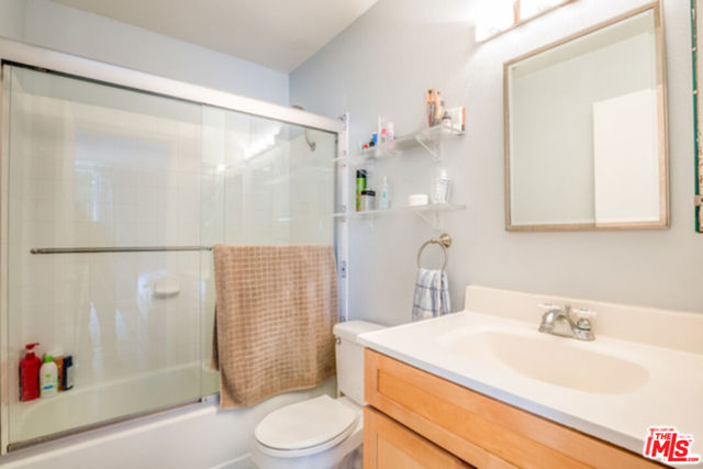 10751 Wilshire Boulevard, Los Angeles CA: https://media.crmls.org/mediaz/7cade03e-95ef-4e21-a309-0956cb772a74.jpg