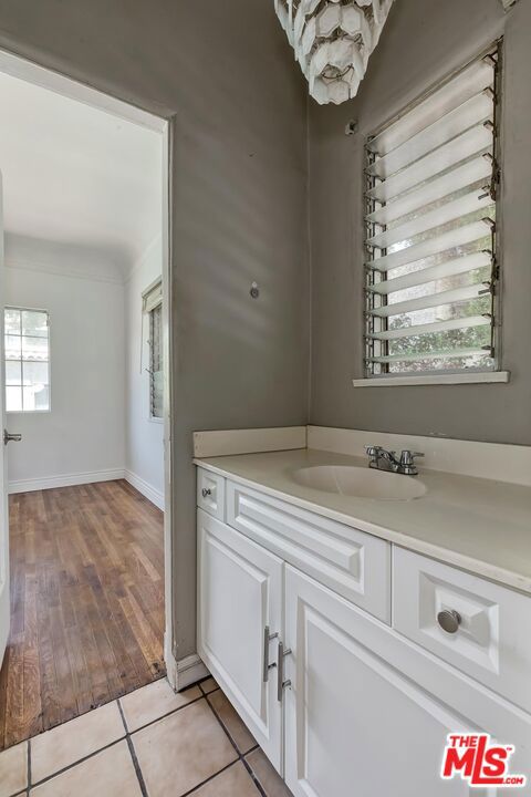 217 S Le Doux Road, Beverly Hills CA: https://media.crmls.org/mediaz/7cadfee9-9e7e-4809-8859-6b7766bf7eb7.jpg