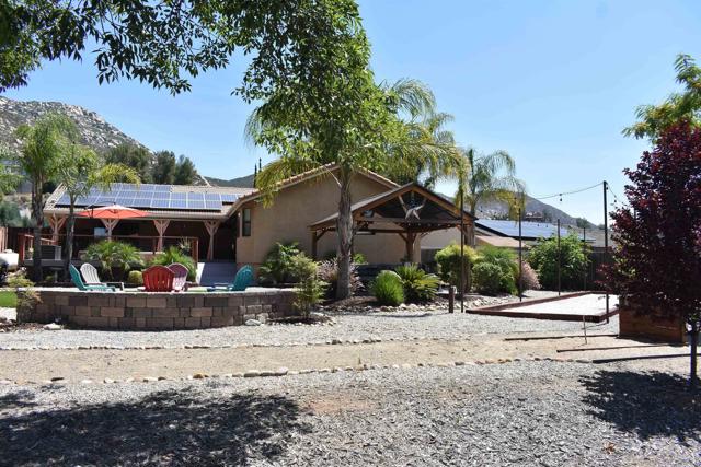 25657 Bellemore Dr, Ramona CA: https://media.crmls.org/mediaz/7cae1638-c681-4536-b83e-c788de82e939.jpg