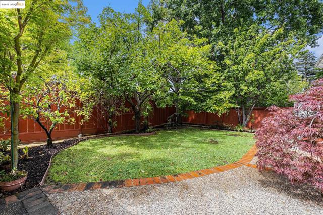 1415 Vancouver Ave, Burlingame CA: https://media.crmls.org/mediaz/7caee3d4-9589-4ec1-a7e2-1eeb2efc28f7.jpg