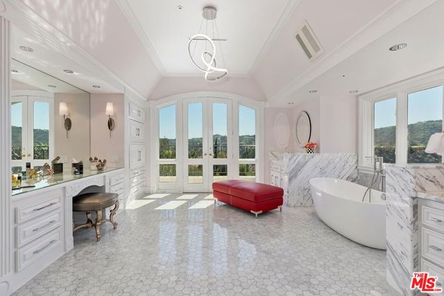 2327 Weybridge Lane, Los Angeles CA: https://media.crmls.org/mediaz/7caf0a69-1b65-4e13-b2b2-31f301b7902f.jpg