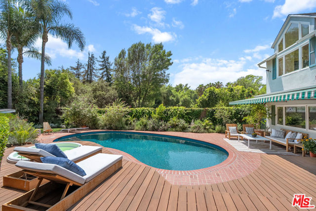 11818 Laurel Hills Road, Studio City CA: https://media.crmls.org/mediaz/7caf292a-f31b-495e-840e-e0e26c416f21.jpg