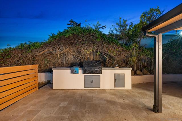 2561 Loring st, San Diego CA: https://media.crmls.org/mediaz/7cafb815-c1cb-41c1-9166-18ee9984c2d0.jpg