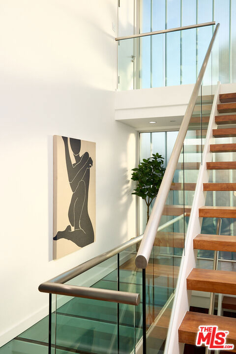 5106 Pacific Avenue, Marina del Rey CA: https://media.crmls.org/mediaz/7cb0145d-e04f-4bcd-83bb-2cd04a9664e9.jpg