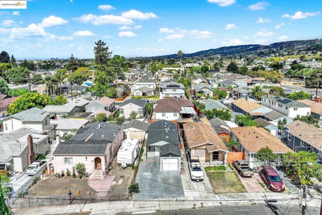 2125 102Nd Ave, Oakland CA: https://media.crmls.org/mediaz/7cb02966-264e-4995-9ede-f8096d795b20.jpg