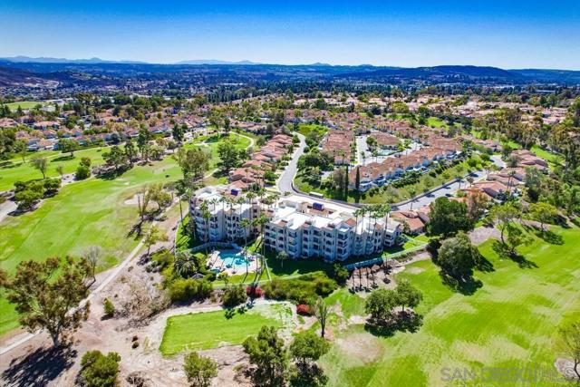 12122 Royal Birkdale Row, San Diego CA: https://media.crmls.org/mediaz/7cb0bc81-1a02-4414-a49e-0f0cc07e8989.jpg