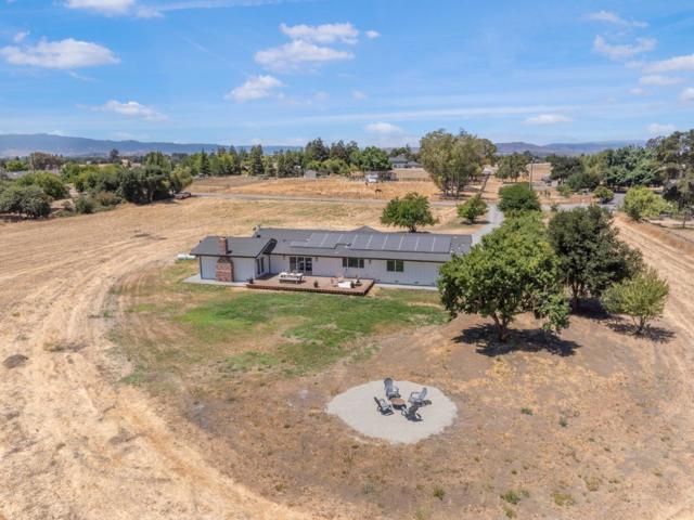 461 Morada Lane, Hollister CA: https://media.crmls.org/mediaz/7cb10b54-d64d-44c3-bebd-0691f806db1e.jpg