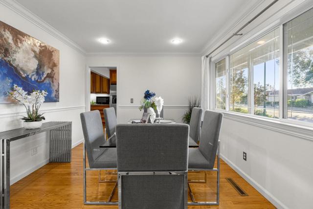 2741 Doverton Square, Mountain View CA: https://media.crmls.org/mediaz/7cb1cbb4-fdc2-4a6a-b235-40a2d58e43f0.jpg