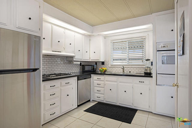 119 Aliso Drive, Palm Springs CA: https://media.crmls.org/mediaz/7cb27e7a-c03d-43b6-926d-873d0c1a1e1b.jpg