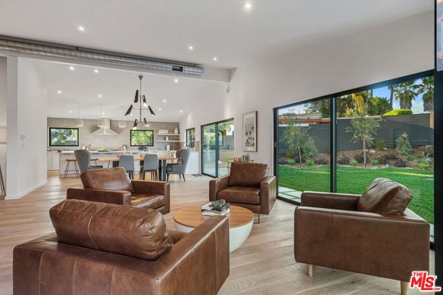 8400 Edwin Drive, Los Angeles CA: https://media.crmls.org/mediaz/7cb3eabf-d9f7-4076-a454-0fee40c20187.jpg