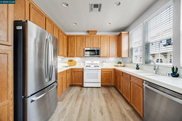 47 Matisse Ct, Pleasant Hill CA: https://media.crmls.org/mediaz/7cb456cb-a81f-4062-99c5-b8cff06979c8.jpg
