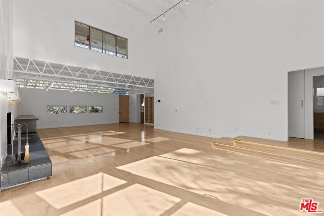 2153 Linnington Avenue, Los Angeles CA: https://media.crmls.org/mediaz/7cb48646-8ed2-4afd-adbf-71e89a183507.jpg
