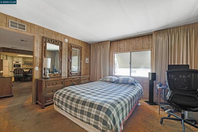 1474 Wakefield Dr, Hayward CA: https://media.crmls.org/mediaz/7cb4cda2-ddeb-48e4-a1a9-560f89b697cd.jpg