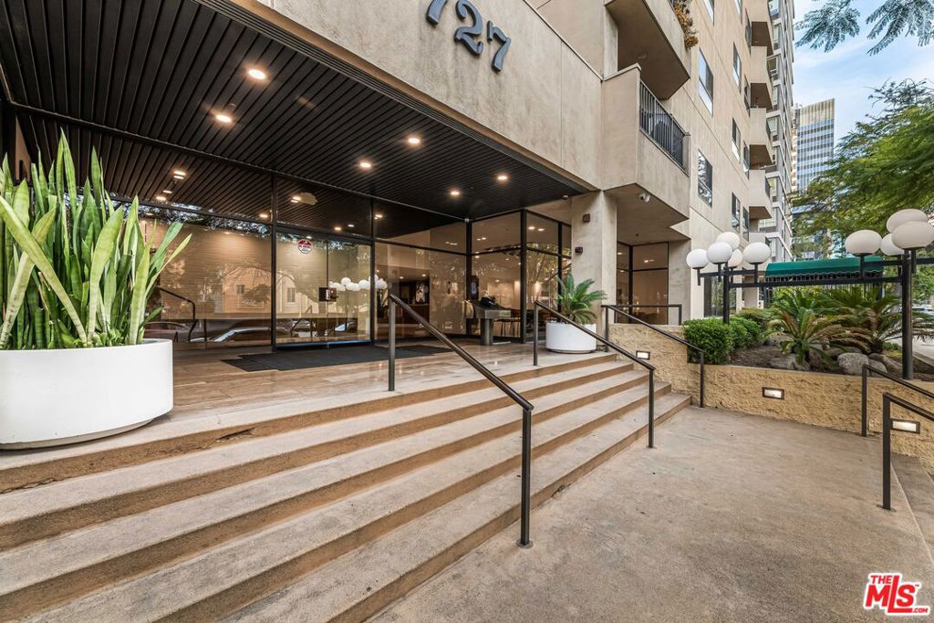 727 S Ardmore Avenue #106