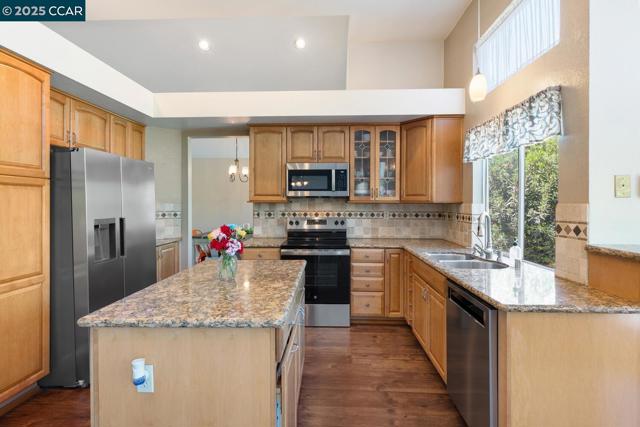 313 Willowwood Ct, Vacaville CA: https://media.crmls.org/mediaz/7cb5160b-69b4-4a65-b333-45f16ca8edbb.jpg