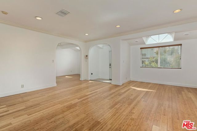 5049 Hesperia Avenue, Encino CA: https://media.crmls.org/mediaz/7cb53afb-37f1-4b55-8f57-d6102ba4a3dc.jpg