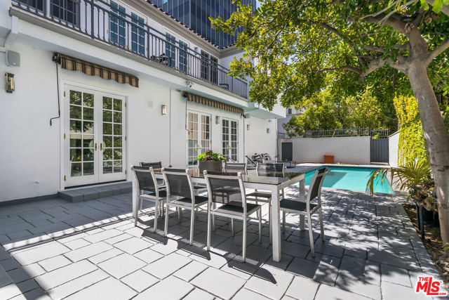 107 N Doheny Drive, Beverly Hills CA: https://media.crmls.org/mediaz/7cb66f76-d59e-4c44-b6fc-07584f964fe7.jpg