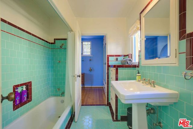 4778 Cromwell Avenue, Los Angeles CA: https://media.crmls.org/mediaz/7cb92a00-bb69-4669-99c3-1124b49202e3.jpg