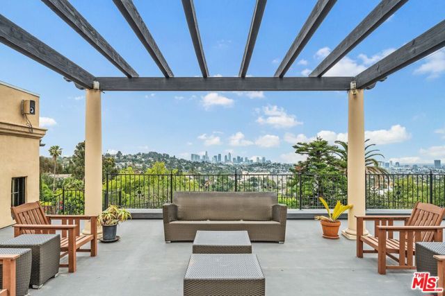 4320 Cedarhurst Circle, Los Angeles CA: https://media.crmls.org/mediaz/7cb972aa-e4eb-499d-8056-937b7ede5675.jpg