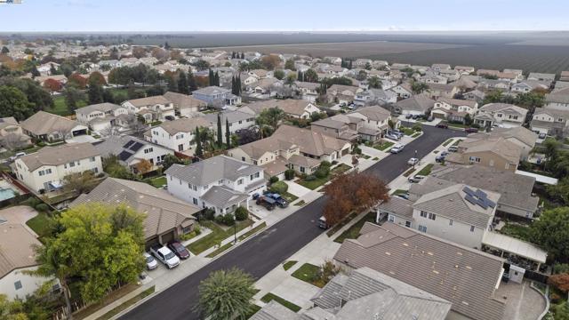 204 Daylily Ln, Patterson CA: https://media.crmls.org/mediaz/7cba16ef-7847-467b-8a89-27e92dc513e4.jpg