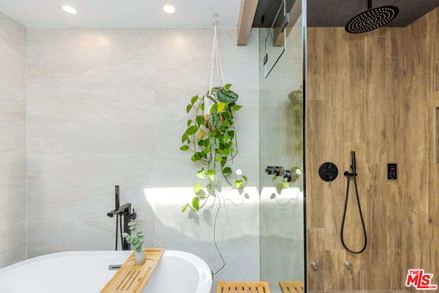 4734 La Villa Marina, Marina del Rey CA: https://media.crmls.org/mediaz/7cba962d-be98-454c-8b89-37bf0d4a81ab.jpg