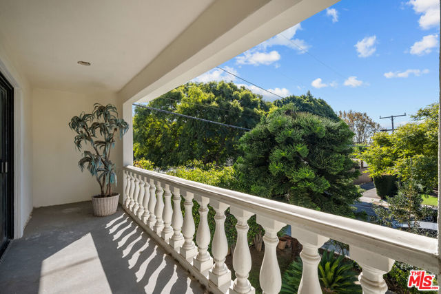 941 Yale Street, Santa Monica CA: https://media.crmls.org/mediaz/7cbb9fc6-46a4-4be7-b7fb-63908b4be9e0.jpg