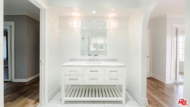 10900 Terryview Drive, Studio City CA: https://media.crmls.org/mediaz/7cbbc4fa-9cb6-4857-b35b-8c6a48bedd06.jpg