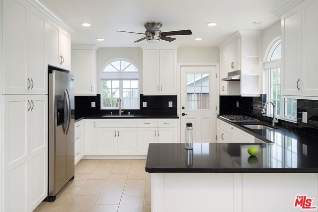 928 N Genesee Avenue, West Hollywood CA: https://media.crmls.org/mediaz/7cbe23bf-cef7-4e35-aa79-a7c8024925d9.jpg