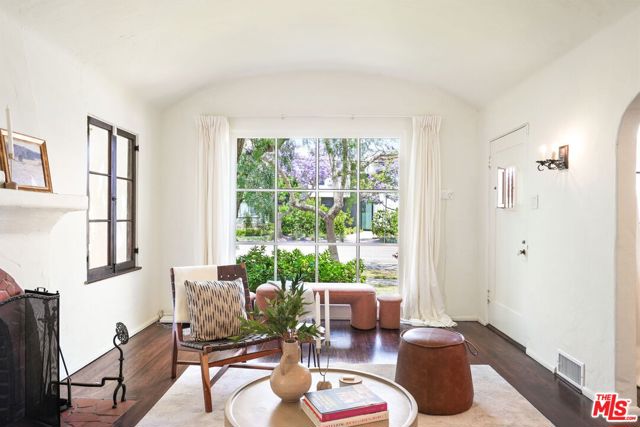 2218 Pearl Street, Santa Monica CA: https://media.crmls.org/mediaz/7cbe95ca-a9b0-4ca7-9c39-5bf2ef56acfd.jpg