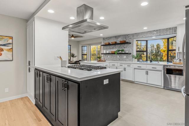 1677 S Hill Ave, Fallbrook CA: https://media.crmls.org/mediaz/7cbf2289-a966-44b2-96f3-34689a23f1bc.jpg
