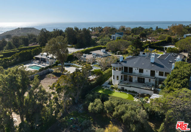 7052 Dume Drive, Malibu CA: https://media.crmls.org/mediaz/7cc09528-1fa6-430b-812a-de617e4ac68e.jpg