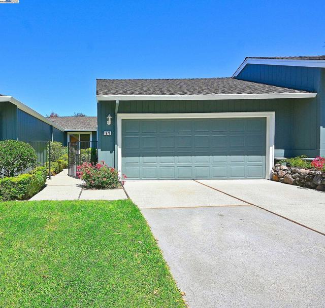 1976 Saint George Rd, Danville CA: https://media.crmls.org/mediaz/7cc0aa13-dc5f-4cb2-9eb7-4dc10763d9b7.jpg
