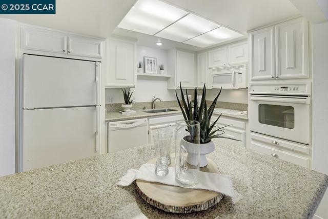 1224 Singingwood Ct, Walnut Creek CA: https://media.crmls.org/mediaz/7cc0e958-b525-45d8-a86e-331349ce1be3.jpg